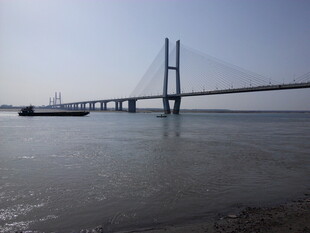 跨海大桥在平静海面的景象