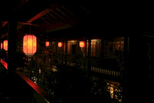 古巷红灯笼营造静谧氛围