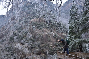 冬日山林栈道上的赏景者