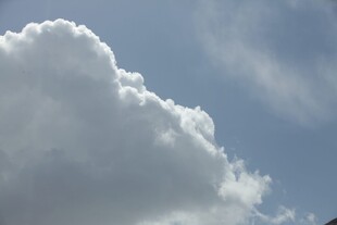 蓝天中的蓬松大云朵