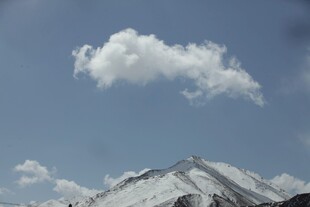 雪山之上的白云蓝天