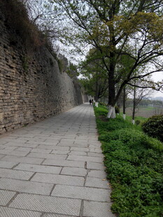 古城墙边的静谧石板小径