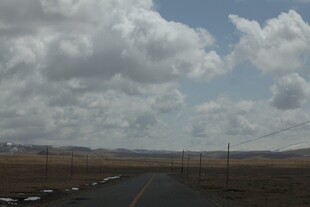 空旷公路延伸至天际