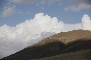 高山之上的壮丽云海