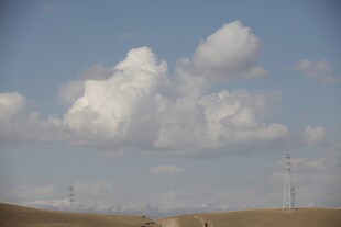 蓝天白云下的开阔风景