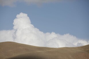 沙漠上空的壮观云朵