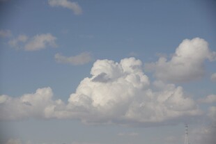 蓝天下的蓬松白云