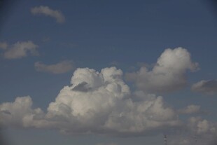 蓝天中的蓬松白云