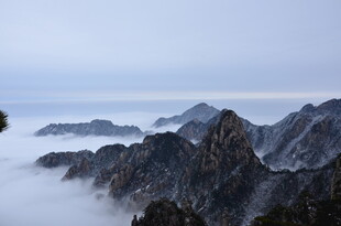 云海中的壮丽山峦