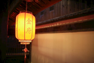 中式古典灯笼悬挂于屋檐