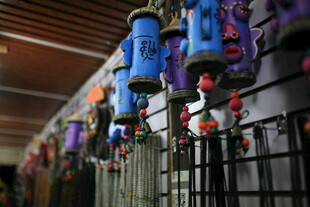 色彩斑斓的装饰物件悬挂