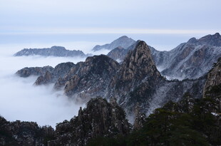 云海环绕的壮丽群山