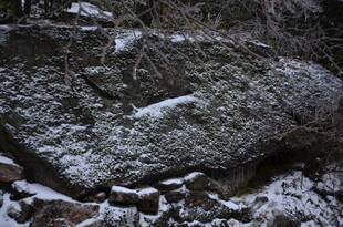 覆雪岩石景观