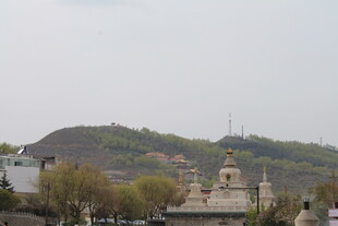 城市中的山丘与建筑景观