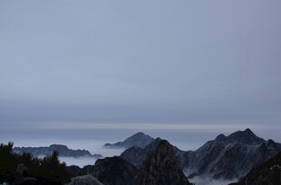 云雾缭绕的壮丽山峦