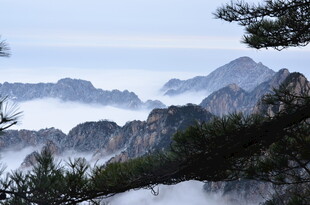 云雾缭绕的壮美山峦