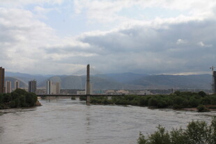 城市河畔风光与桥梁景观