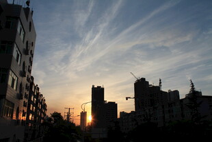 城市日落时分的美丽天际线