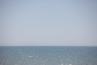 平静海面 蓝天之下的景致