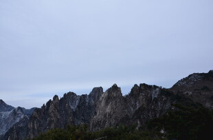 巍峨群山 尽显自然壮美