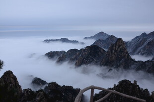 云雾缭绕的壮美山峦景观