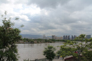 河畔城市风光 云遮天际