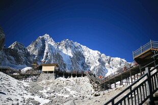 雪山下的建筑景观