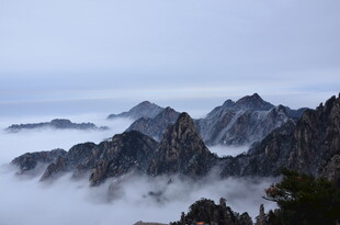 黄山云海中的壮丽山峦