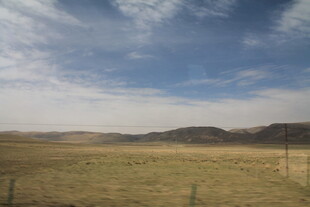 广袤草原与远处山峦