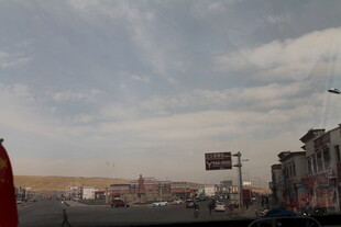 城市街景中的开阔天空景象