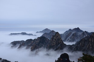 云海环绕的壮丽山峦