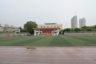 校园操场与教学楼景观