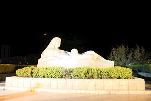 夜晚中的躺卧造型雕塑