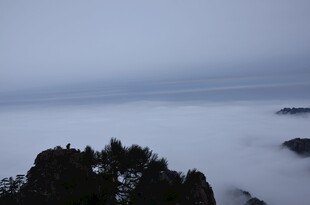 山间云海缭绕的壮美景色