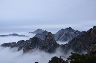 云雾缭绕的壮美山峦