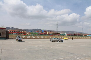 空旷停车场与远处风景