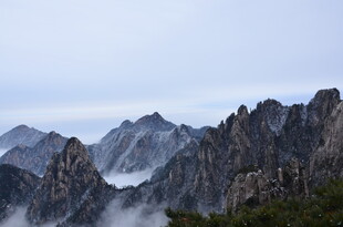 云雾缭绕的壮丽山峰