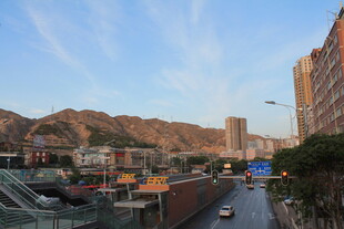 城市河畔风景与远山