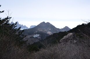 山间景致 远观巍峨山峦