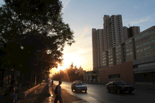 夕阳下的城市街道景象