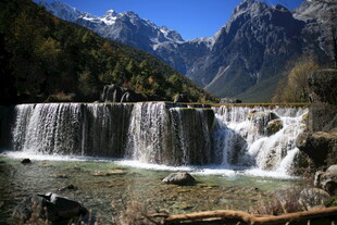 山间壮丽瀑布景观