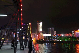 城市璀璨夜景下的河畔风光