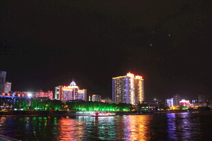 城市夜景璀璨的河畔风光