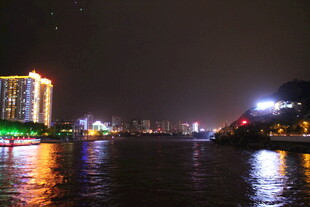 城市河畔璀璨夜景