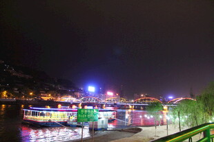 夜晚河畔绚丽灯光景观