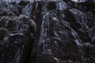 壮观黑色岩石瀑布景象