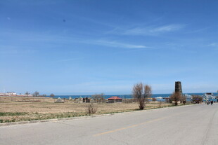 空旷公路旁的蓝天与景物