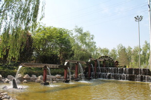 水坝旁的自然水景风光