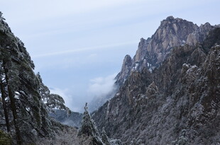 雪覆山峦间的壮美景色