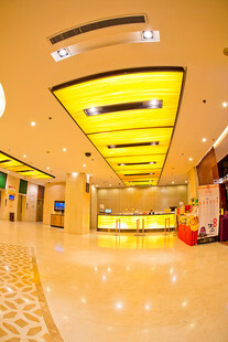 商场内部明亮的大厅空间